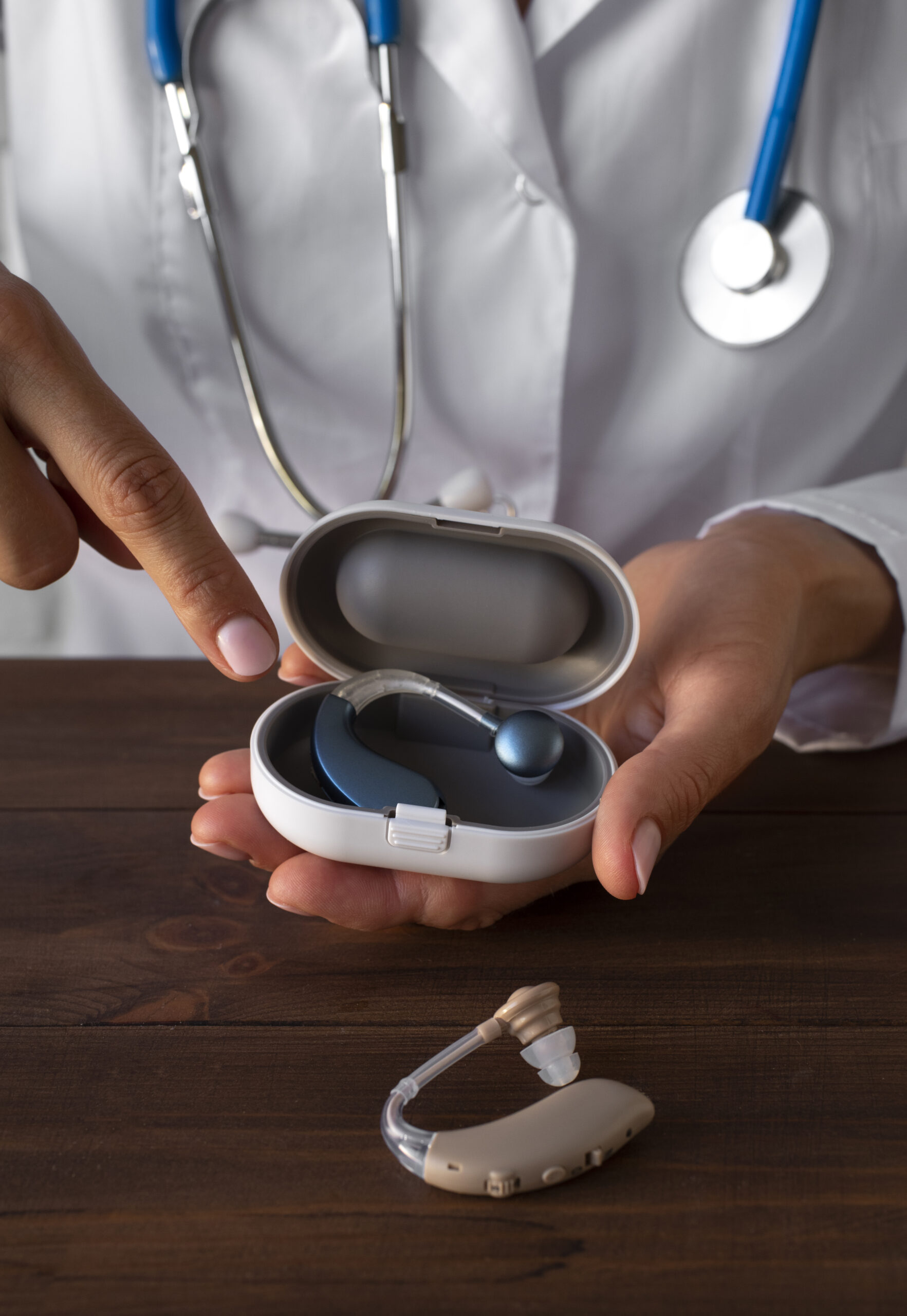 arzt-mit-hohem-winkel-der-einen-horgeratekoffer-halt